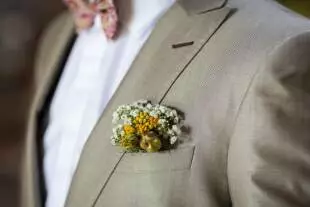 Une boutonnière de fleurs séchées réalisée par serre sauvage, fleuriste de mariage à Bordeaux