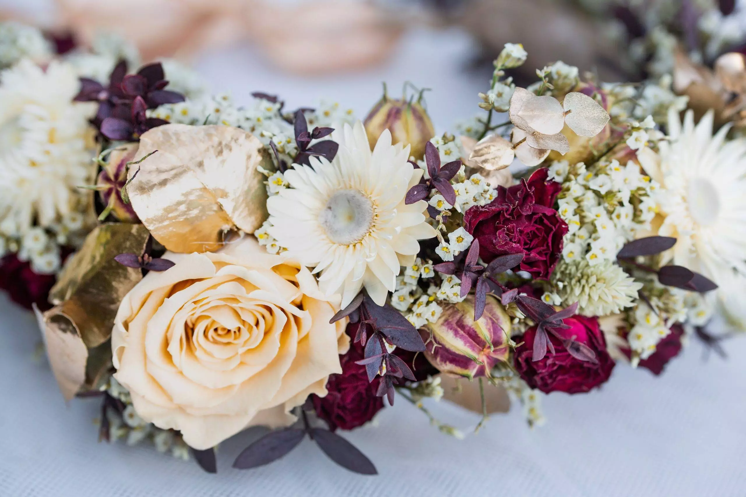 Couronne de fleurs séchées pour sublimer la coiffure de Madame