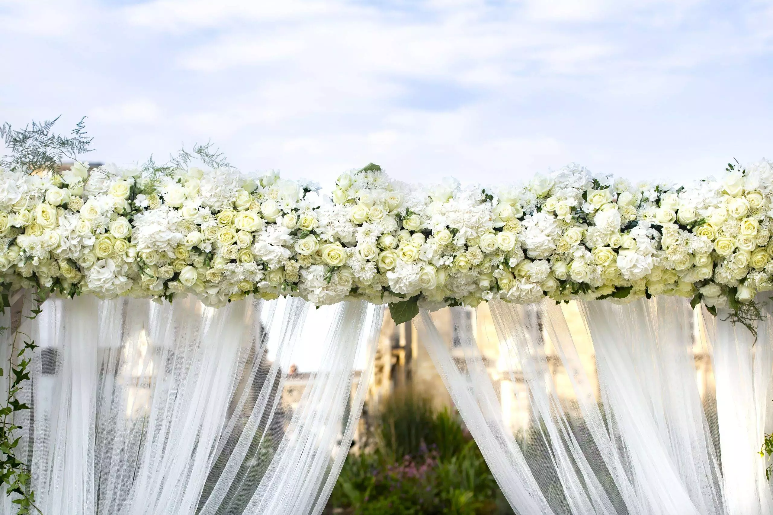 Arche blanche roses et hortensias blancs