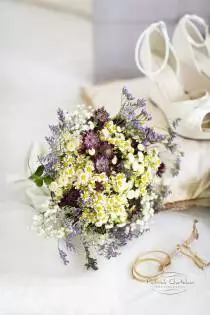 Un bouquet de mariée champêtre avec des fleurs fraîches