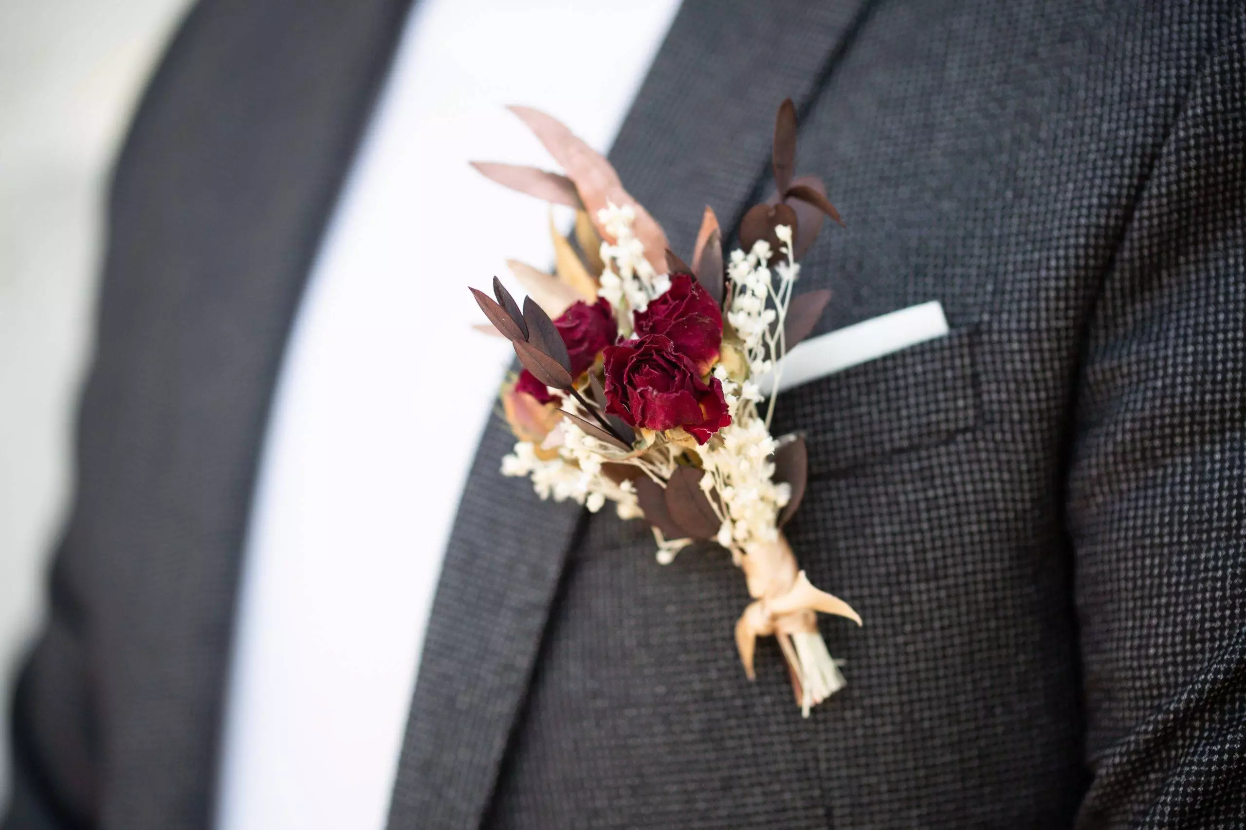 Boutonnière de fleurs séchées assortie pour Monsieur