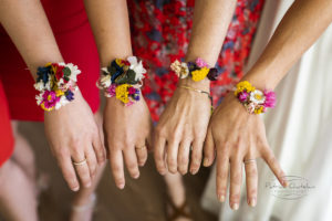 bracelets fleuris pour les demoiselles d'honneur 