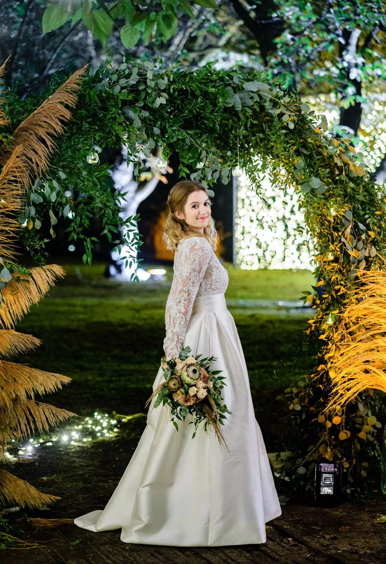 Bouquet de mariée et arche fleurie