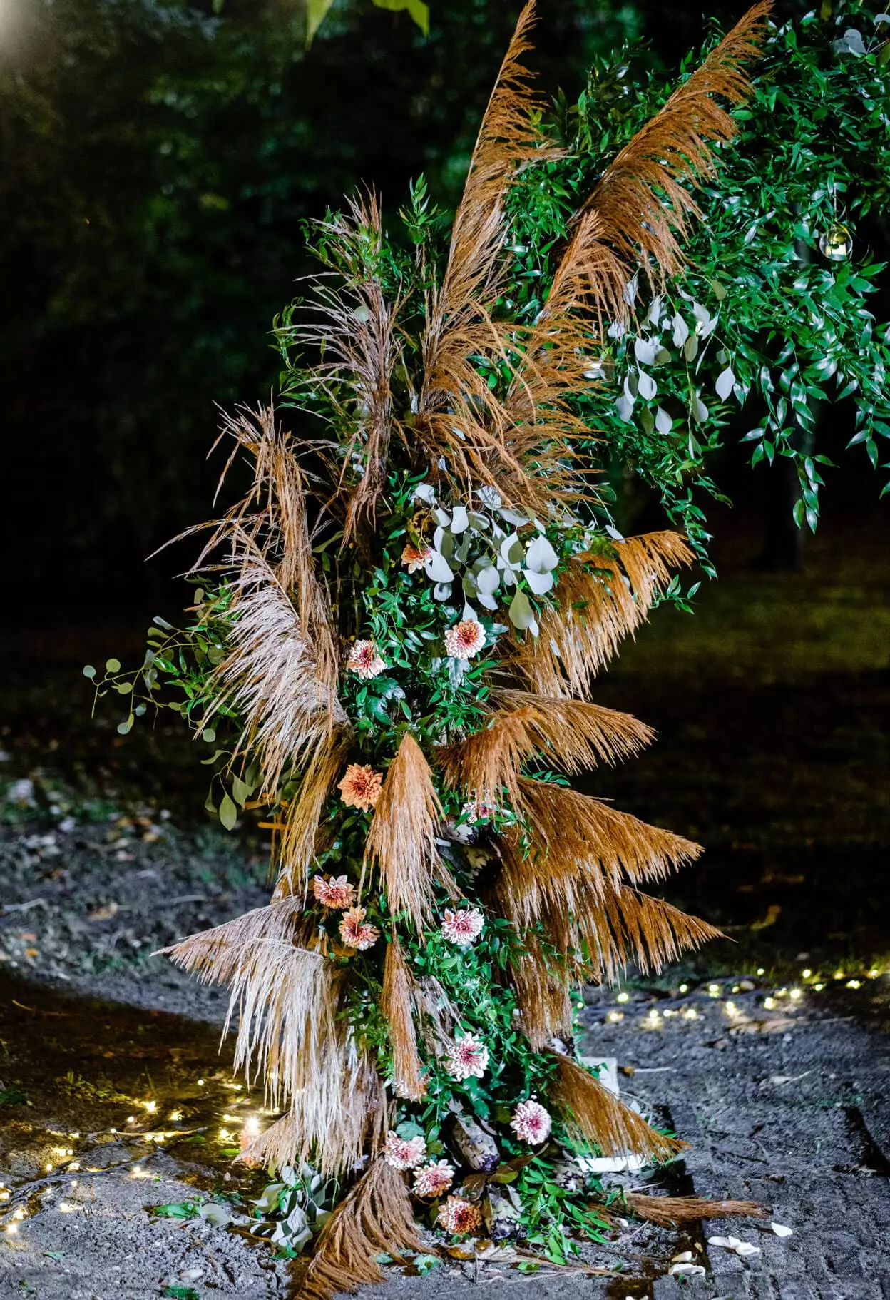 Arche décorée dans un esprit nature et romantique