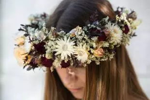 couronne de fleurs séchées pour un mariage réalisée par le fleuriste Serre Sauvage 