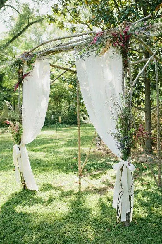 Arche champêtre pour un mariage en été