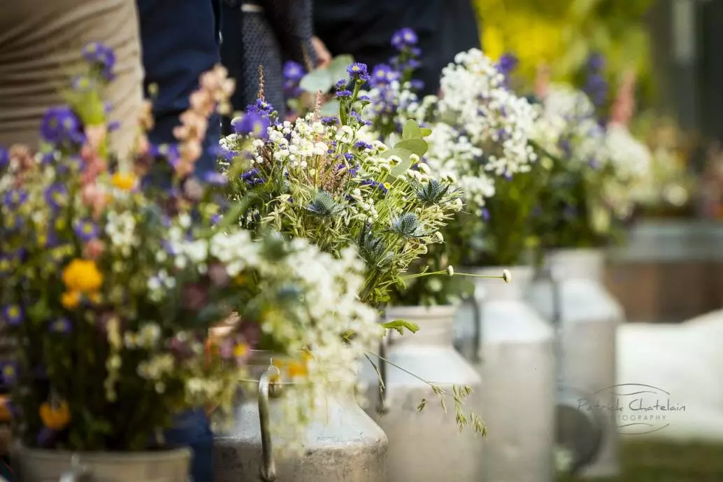 Une allée de cérémonie fleurie