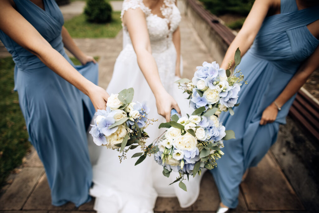 bouquet de mariée blanc et bleu